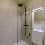 Apartment Casiola - Modern 3-bedroom With Family-friendly Touches *