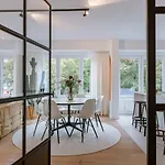 Apartment Casiola - Modern 3-bedroom With Family-friendly Touches