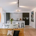 Apartment Casiola - Modern 3-bedroom With Family-friendly Touches *