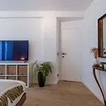 Casiola - Modern 3-bedroom With Family-friendly Touches Apartment *