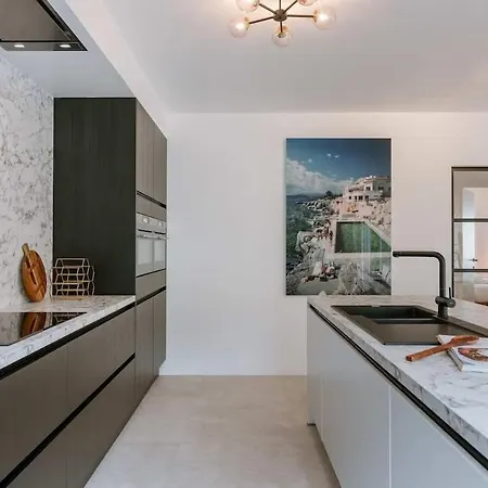 Apartman Casiola - Modern 3-bedroom With Family-friendly Touches *
