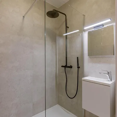 Huswell - Modern 3-bedroom With Family-friendly Touches Apartment *