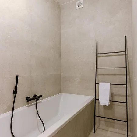 Huswell - Modern 3-bedroom With Family-friendly Touches Apartment