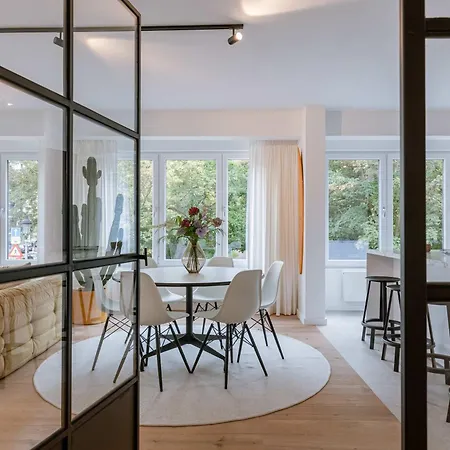 Huswell - Modern 3-bedroom With Family-friendly Touches Apartment