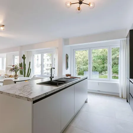 Huswell - Modern 3-bedroom With Family-friendly Touches *