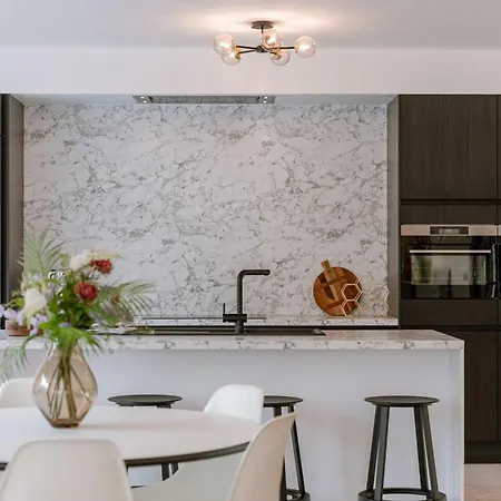 Apartment Huswell - Modern 3-bedroom With Family-friendly Touches