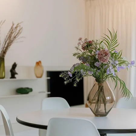 Huswell - Modern 3-bedroom With Family-friendly Touches Apartment